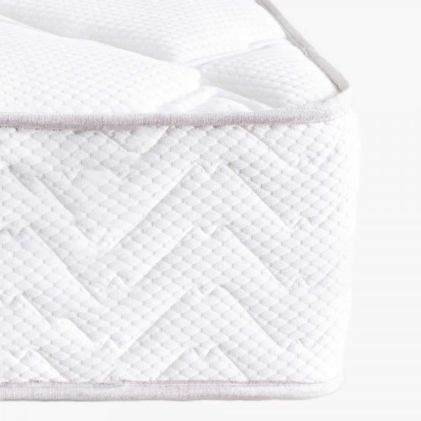 coin-droit-de-matelas-blanc-détouré-sur-fond-creme